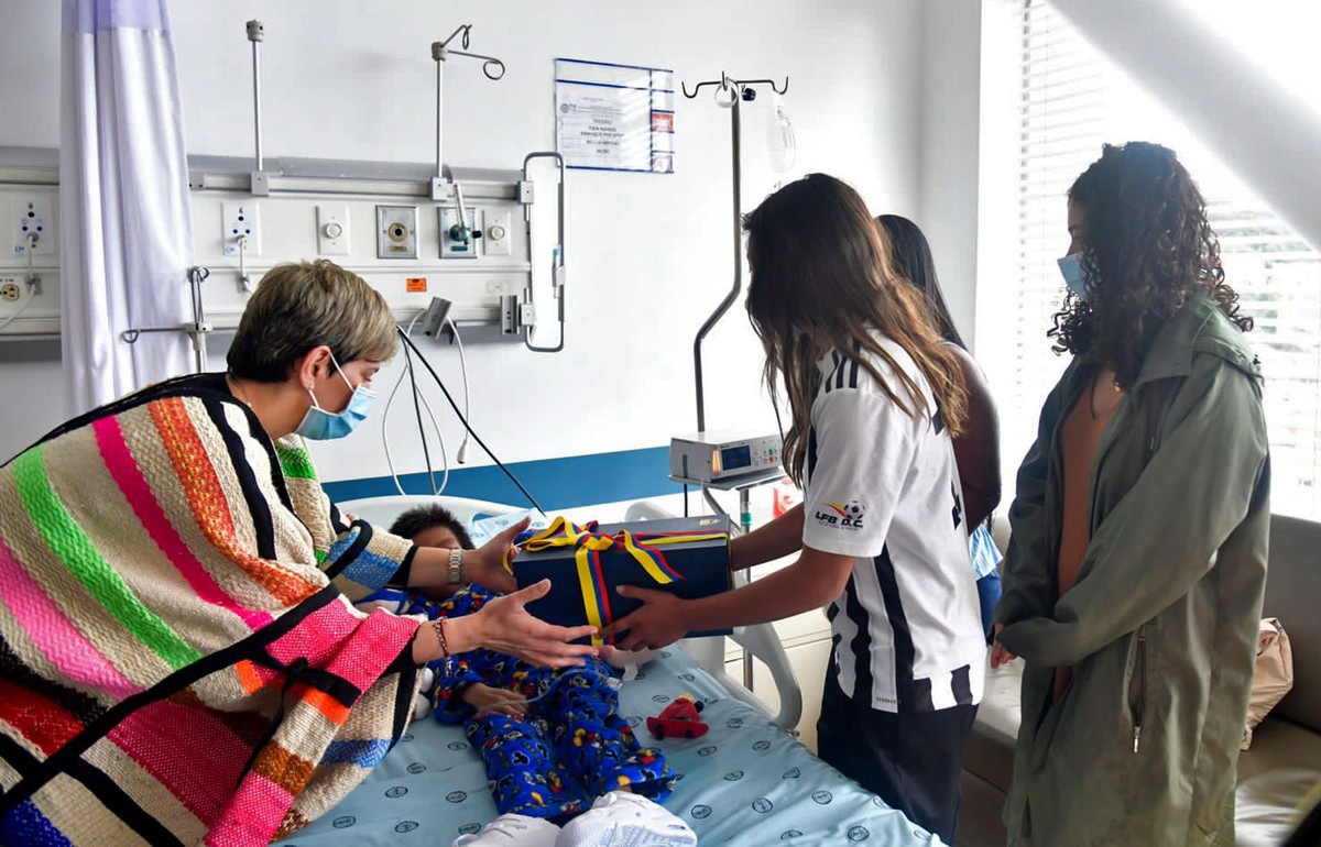 epa10683971 A handout photo made available by the Presidency of Colombia shows Colombian First Lady Veronica Alcocer (L) during her visit to the four siblings who were found alive after surviving a pl ...