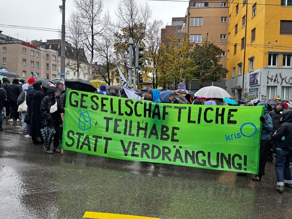 Die Demonstrierenden trotzen dem Regen.