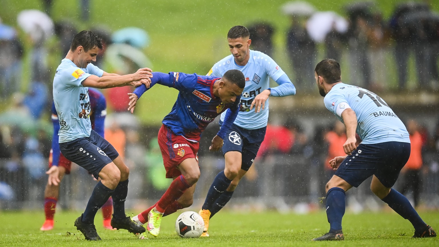 Basels Dan Ndoye, Mitte, im Schweizer Fussball Cup 1/16 Finalspiel zwischen dem FC Rorschach-Goldach und dem FC Basel, am Sonntag, 19. September 2021, auf der Sportanlage Kellen in Tuebach. (KEYSTONE/ ...