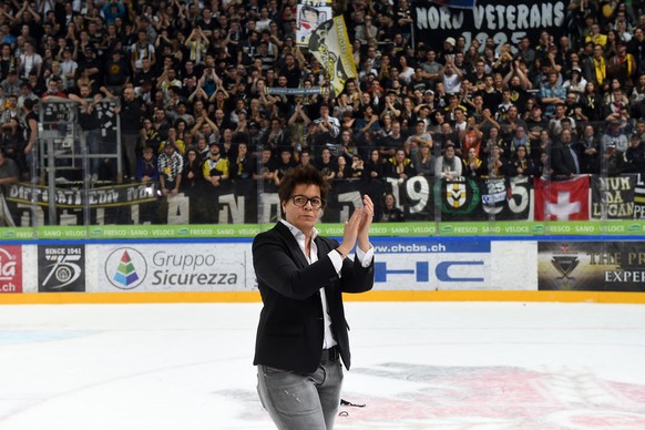Enttäuscht aber fair: Lugano-Präsidentin Vicky Mantegazza klatscht trotz der Niederlage ihres HCL. Im Hintergrund applaudieren die Fans in der Curva Nord.
