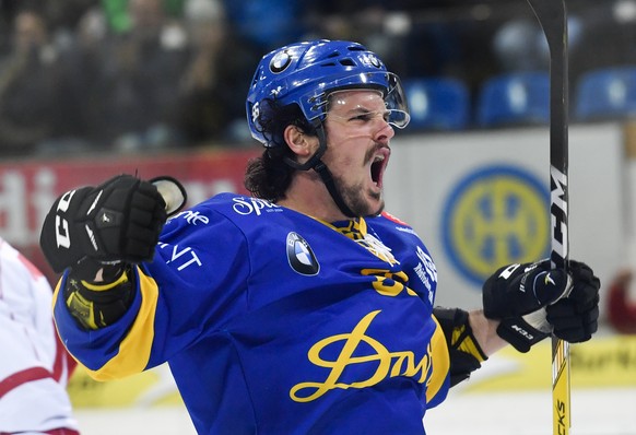 Dino Wieser von Davos, rechts, bejubelt seinen Treffer zum 1-0, neben Jonas Junland von Lausanne, beim zweiten Playoff-Viertelfinalspiel der National League A zwischen dem HC Davos und Lausanne HC, am ...