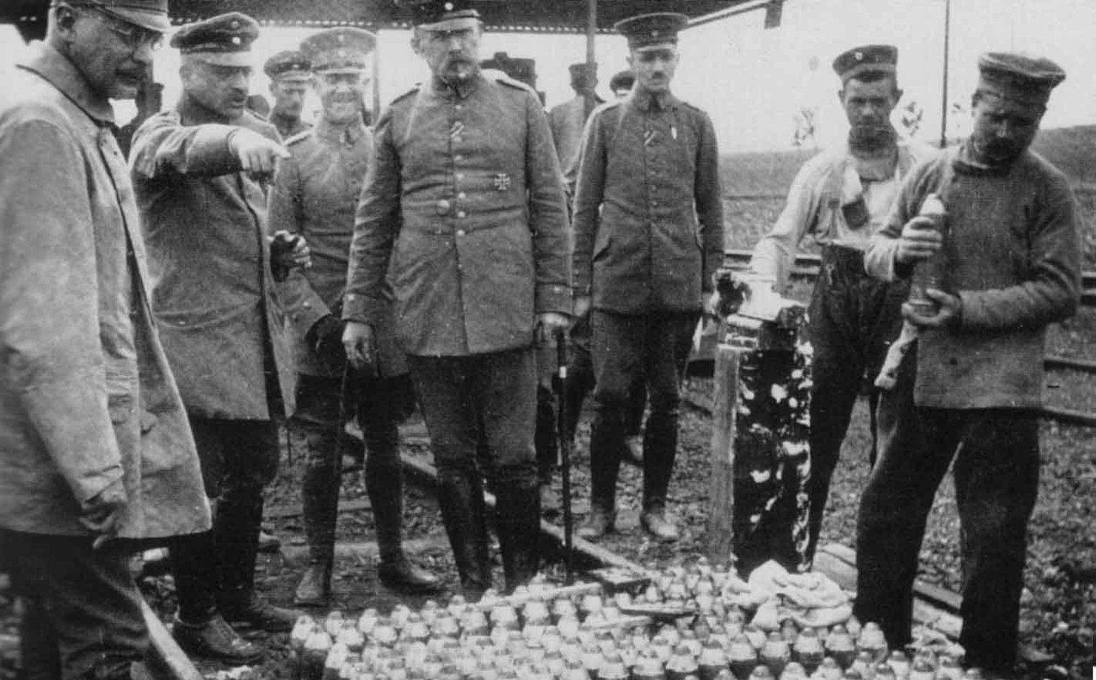 Fritz Habers (links) Einsatz an der Front: Seine Erfindung wurden vom deutschen Kriegsministerium als unbedenklich eingestuft. Es verletze das Völkerrecht nicht, weil es sich um Flaschen, nicht um giftige Geschossfüllungen handle. Was für eine zynische Auslegung.