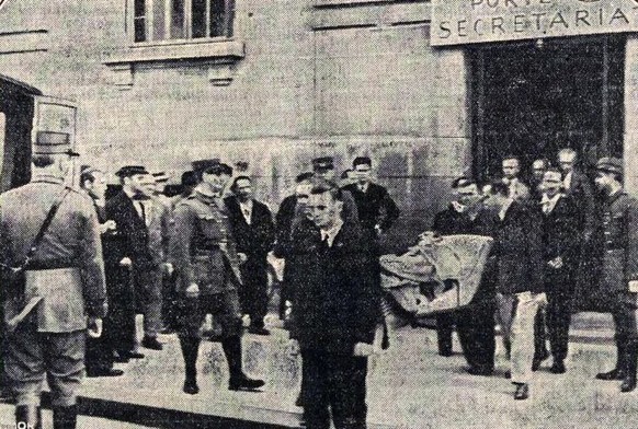 Der schwerverletzte Stefan Lux wird aus dem Gebäude getragen.
https://www.e-newspaperarchives.ch/?a=d&amp;d=TDG19360704-01.2.41.14&amp;dliv=none&amp;e=-------de-20--1--img-txIN--------0-----