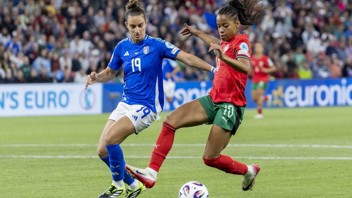 Italy's Martina Lenzini, left, fights for the ball against Portugal's Jessica Silva, right, during the UEFA Women's EURO 2025 Group B soccer match between Portugal and Italy at the Stad ...