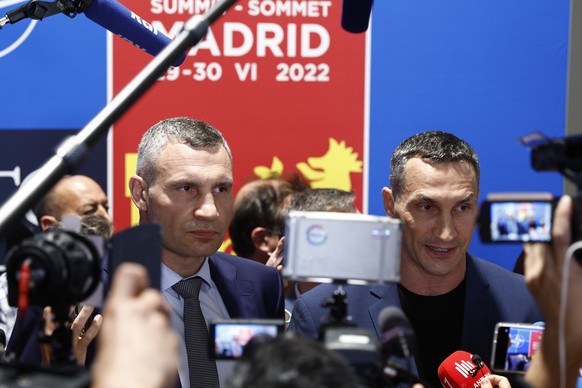 epa10039124 Kyiv&#039;s Mayor, Vitali Klitschko (L), accompanied by his brother Vladimir (R), speaks to the media at IFEMA facilities in Madrid, Spain, 28 June 2022. Heads of State and Government from ...