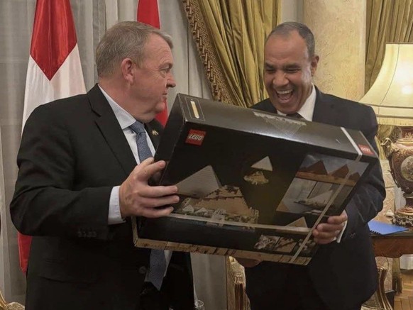 dänischer Aussenminister schenkt ägyptischen Aussenminister Lego Set der Pyramide von Gizeh