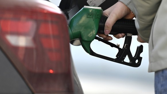 ABD0068_20260313 - GÄNSERNDORF - ÖSTERREICH: ++ THEMENBILD ++ ZU APA0136 VOM 13.3.2026 - Illustration zu den Themen Tankstelle / Tanken / Zapfhan / Zapfsäule / Sprit / Spritpreis / Benzin / Diesel / E ...