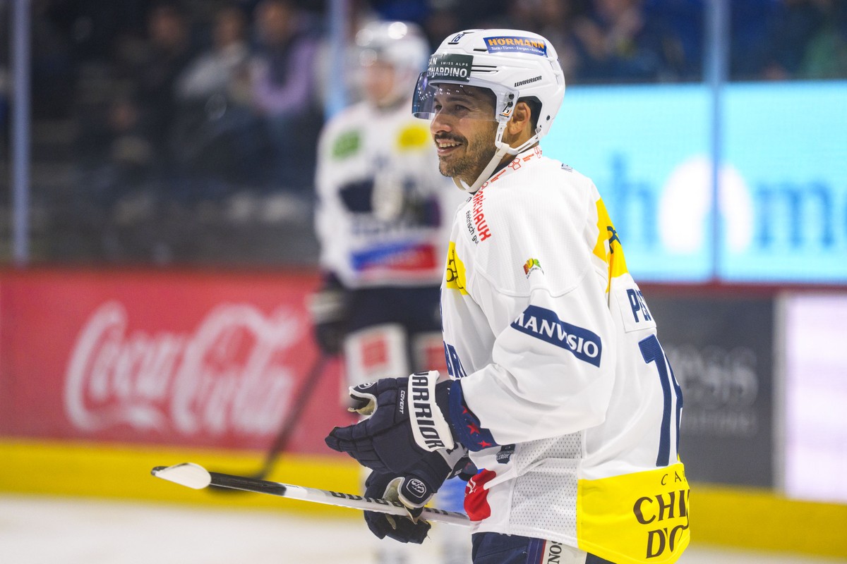 HC Ambri-Piotta Stuermer Inti Pestoni feiert sein Tor zum 0-5 waehrend dem Qualifikationsspiel der Eishockey-Meisterschaft der National League zwischen den Teams EHC Kloten und HC Ambri-Piotta am Frei ...