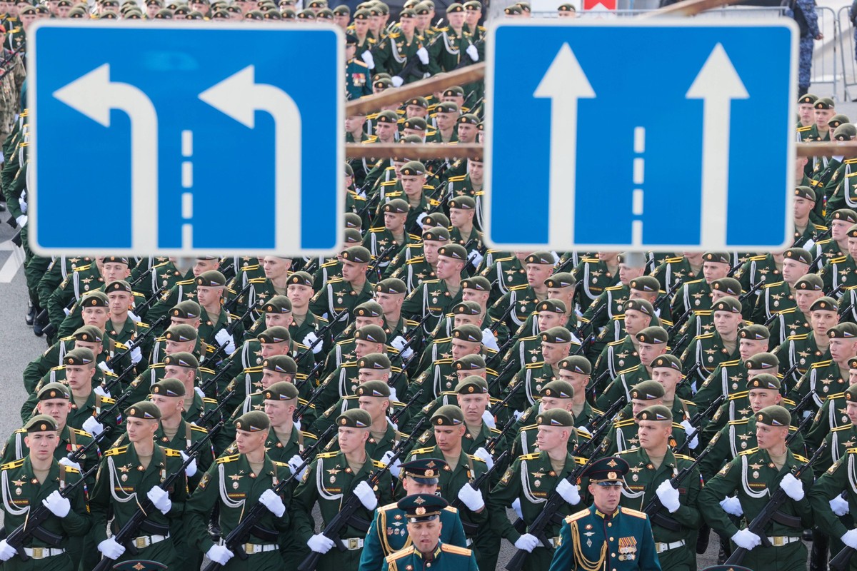 News Bilder des Tages 07.05.2025. Russia. Moscow. Military personnel of the parade crews before the dress rehearsal of the parade on Red Square in honor of the 80th anniversary of Victory in the Great ...