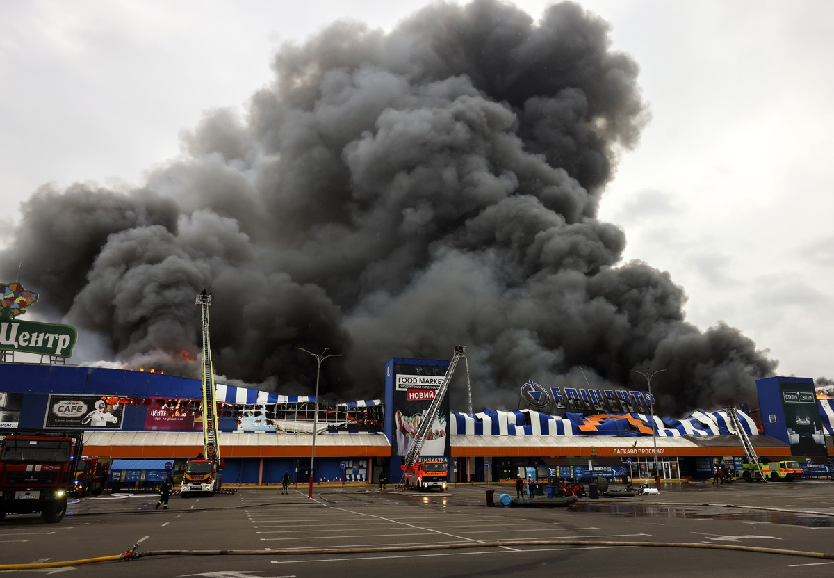 epaselect epa13196225 Ukrainian rescuers work at the site of a Russian drone strike on a shopping mall in Zaporizhzhia, Ukraine, 28 August 2026, amid the Russian invasion. At least four people were in ...