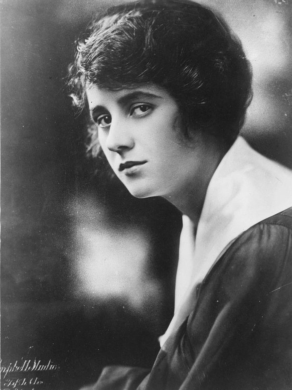 25th October 1926: Jean Acker, the first wife of the silent era movie idol Rudolph Valentino. (Photo by Topical Press Agency/Getty Images)
