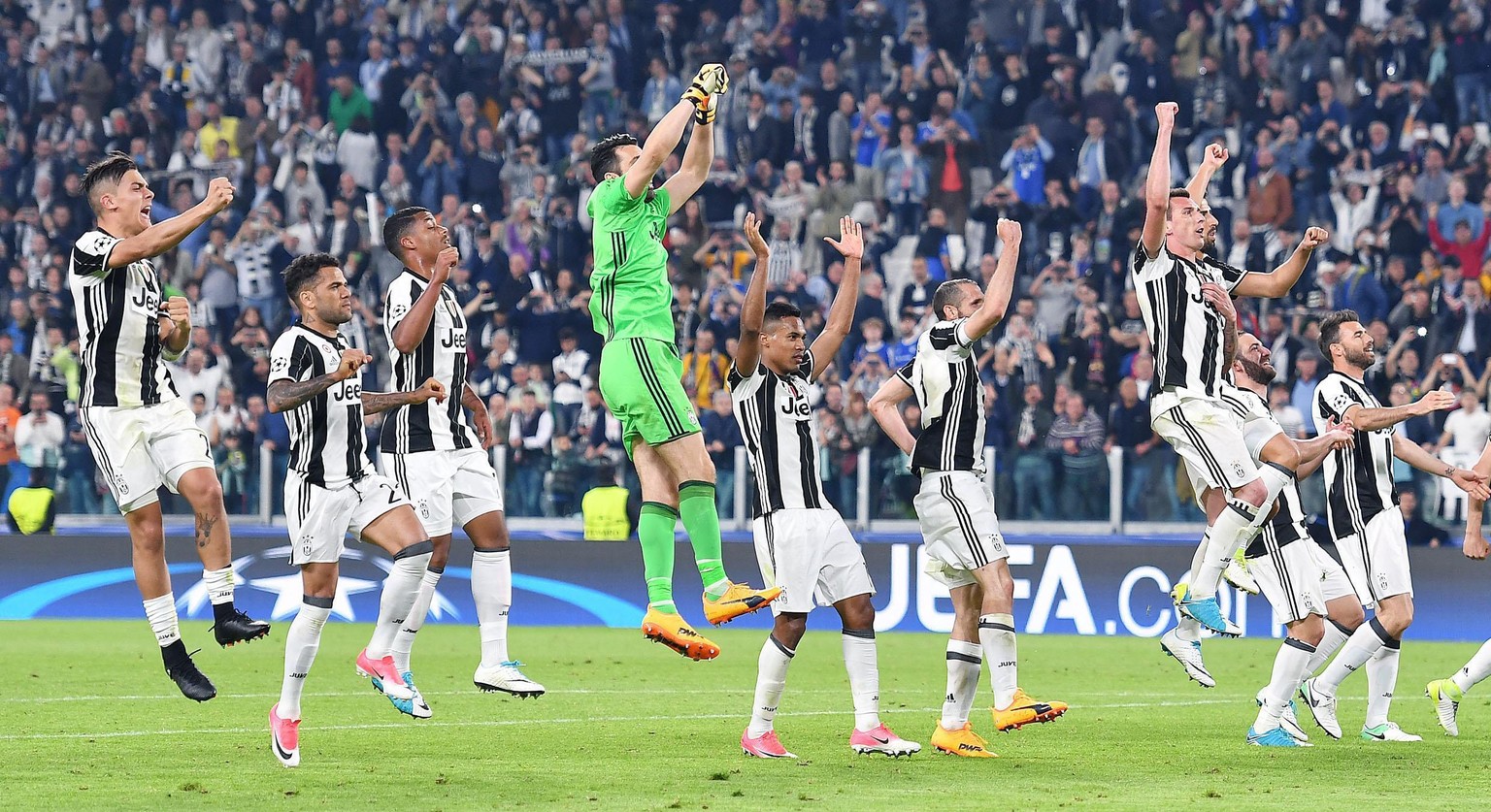 epa05903546 Juventus&#039; players celebrate their 3-0 win at the end of the UEFA Champions League quarter final first leg soccer match between Juventus FC and FC Barcelona at Juventus Stadium in Turi ...