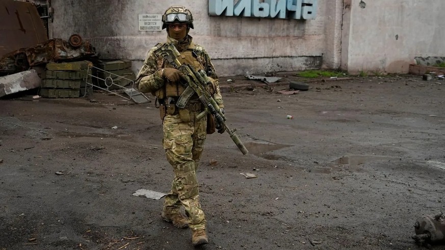 Ein russischer Soldat patrouilliert durch einen zerstörten Bereich des Iljitsch Eisen- und Stahlwerks Mariupol (Archivbild): Putin begnadigt auch Mörder für den Kriegseinsatz.