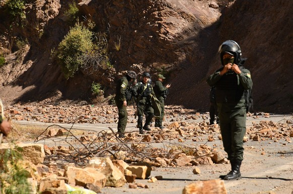 epa13053137 Members of the Bolivian police patrol during an operation to clear roadblocks in Cochabamba, Bolivia, 20 June 2026. Bolivian police and military personnel began removing roadblocks that gr ...