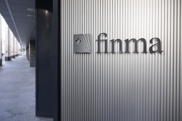 Das Logo der FINMA beim Sitz der Eidgenoessischen Finanzmarktaufsicht, am Mittwoch, 5. April 2023 in Bern. (KEYSTONE/Peter Klaunzer)