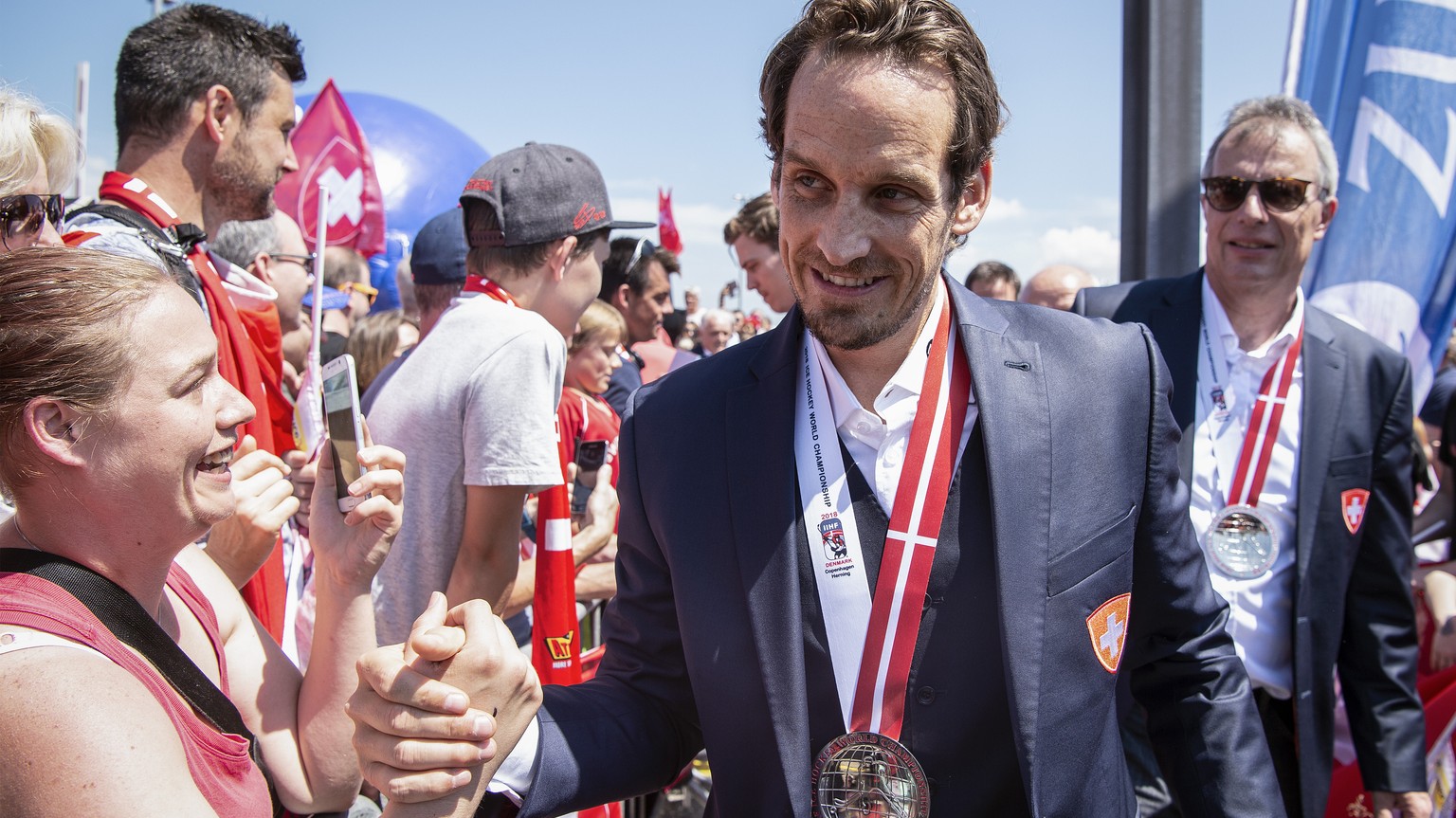 Switzerland’s ice hockey team with coach Patrick Fischer arrives and is welcomed by fans at Zurich airport in Kloten, Switzerland, Monday, May 21, 2018. Switzerland won the silver medal at the IIHF Wo ...