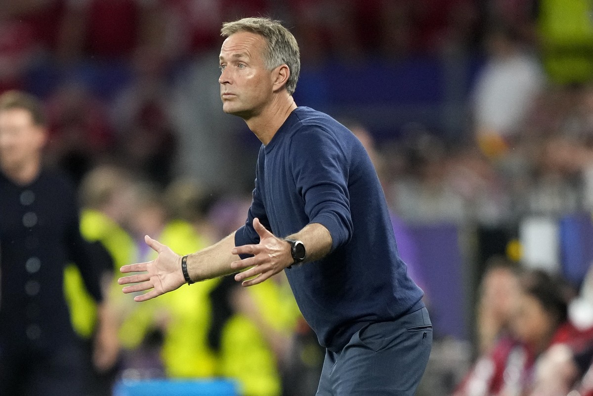 Denmark's head coach Kasper Hjulmand gestures from the touchline during the round of sixteen match between Germany and Denmark at the Euro 2024 soccer tournament in Dortmund, Germany, Saturday, J ...