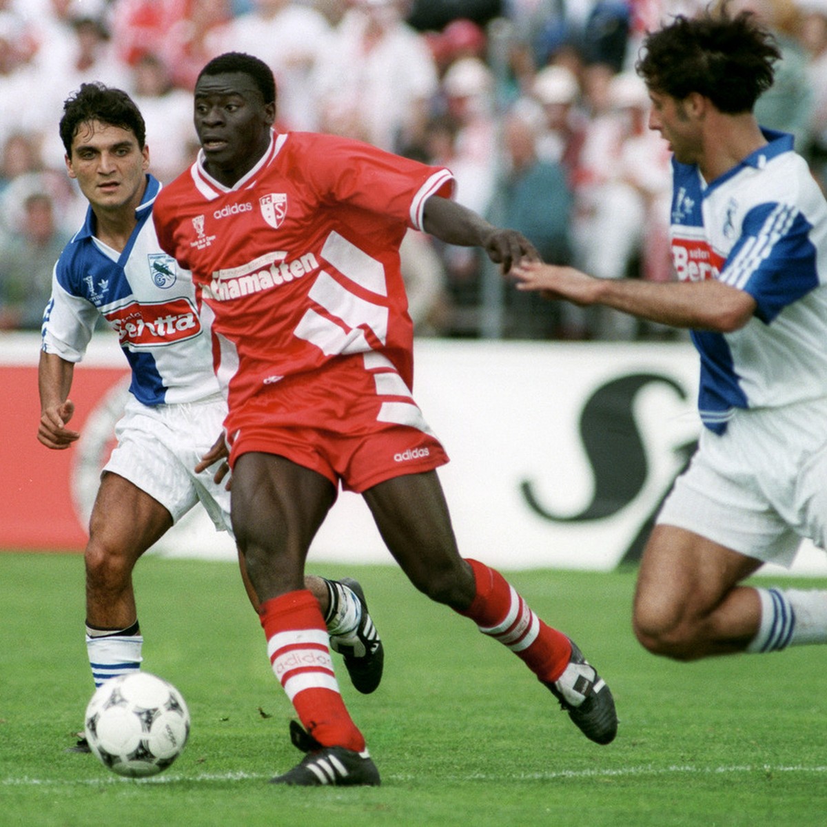 Ahmed Ouattara, Mitte, vom FC Sion, kaempft am Pfingstmontag, 5. Juni 1995 beim Schweizer Fussball Cupfinal zwischen dem FC Sion und GC im Stadion Wankdorf in Bern mit Massimo Lombardo, links, GC, und ...
