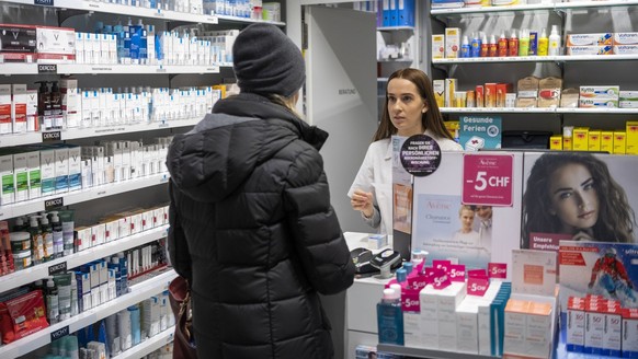 Der Einkauf wird in einer Amavita Apotheke an der Kasse abgewickelt, fotografiert am 24. Januar 2020 in einer Filiale in Zuerich. (KEYSTONE/Christian Beutler)
