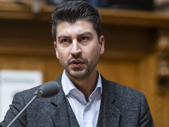 Fabian Molina, SP-ZH, stellt eine Frage zum Kriegsmaterialgesetz, an der Wintersession der Eidgenoessischen Raete, am Dienstag, 2. Dezember 2025 im Nationalrat in Bern. (KEYSTONE/Alessandro della Vall ...