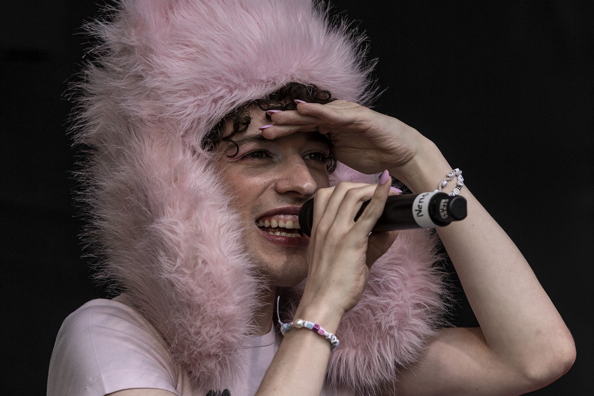 Nemo, Saenger und Sieger des Eurovision Song Contest, ESC, wird von der Stadt Biel offiziell empfangen, am Montag, 17. Juni 2024, in Biel. (KEYSTONE/Peter Schneider)