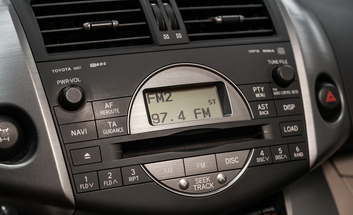 Auch für die älteren UKW-Modelle in Autos gibt es eine Lösung für die Umstellung auf DAB+.