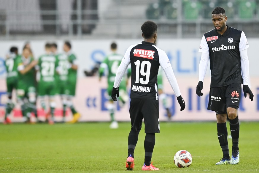 YBs Felix Mambimbi, links, und Roger Assale nach einem Treffer der St. Galler im Schweizer Fussball Cup Viertelfinal zwischen dem FC St. Gallen und den BSC Young Boys, am Donnerstag, 8. April 2021, im ...