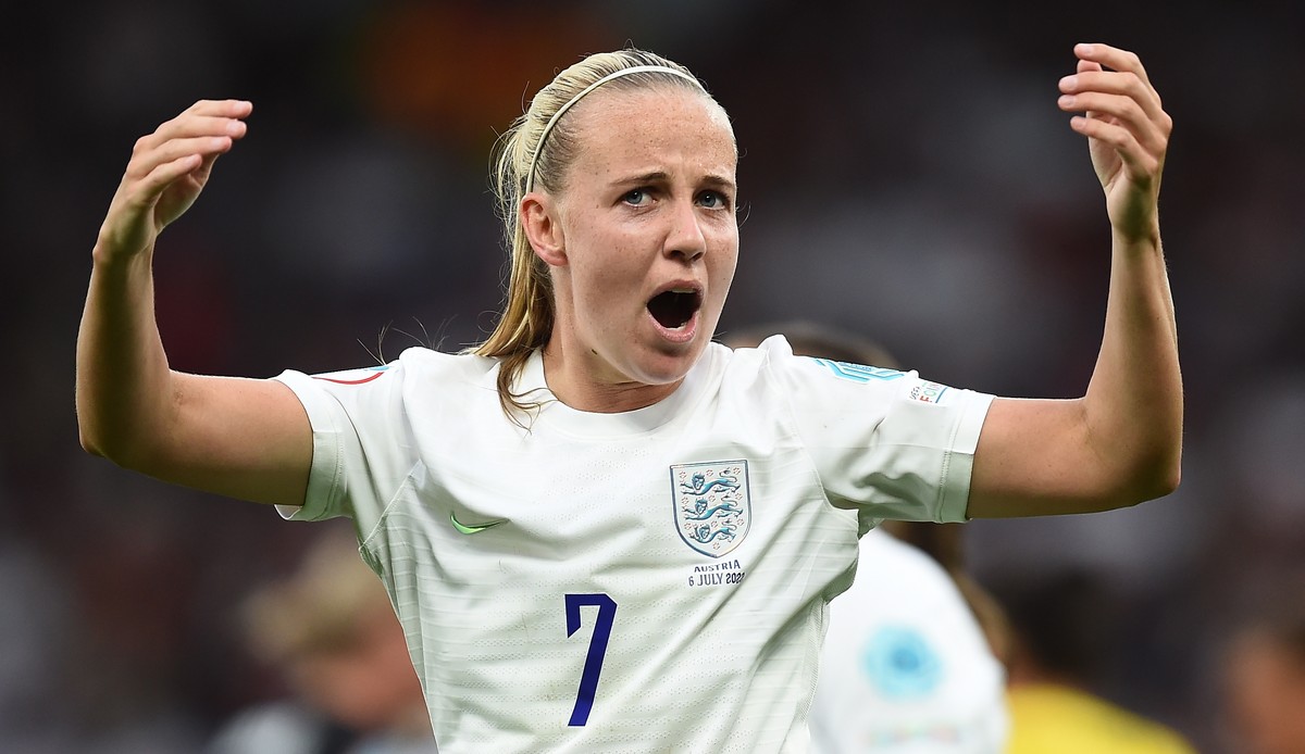 epa10055786 England's Beth Mead reacts after scoring the opening goal against Austria for the 1-0 lead during the opening match of the UEFA Women's EURO 2022 between England and Austria at t ...