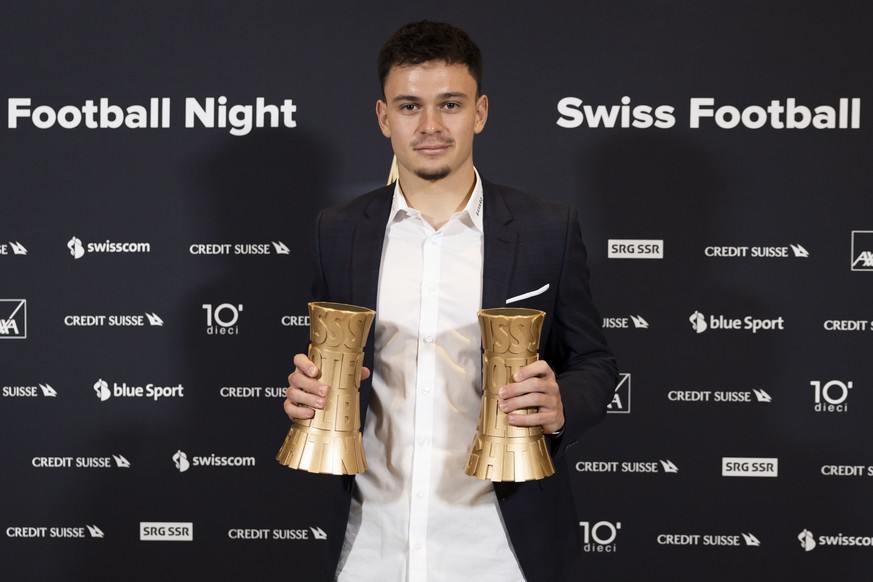 epa10425340 Fabian Rieder, winner of the super league player 2022 award and the youngster 2022 award, poses with the trophies at the Swiss Football Night 2022 awards, in Bern, Switzerland, 23 January  ...