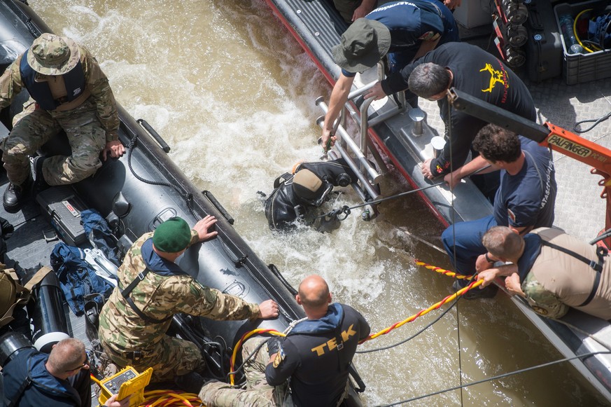 epa07614853 A diver prepares to dive to the wreckage under Margaret Bridge, the site of the accident involving South Korean tourists, in Budapest, Hungary, 31 May 2019. A hotelship and a the sightseei ...