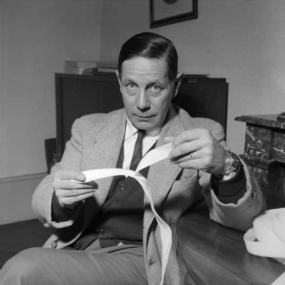 Der Schweizer Georges de Mestral zeigt im Februar 1959 in Nyon seine Erfindung, den Klettverschluss. (KEYSTONE/PHOTOPRESS-ARCHIV/Alain Gassmann)