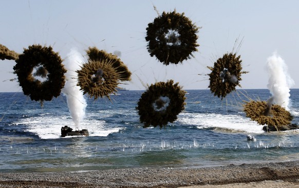 epaselect epa05207246 US and South Korean marines participate in an annual Combined Joint Logistics over the Shore (CJLOTS) exercise during the Ssang Yong (Double Dragon) exercises against a possible  ...