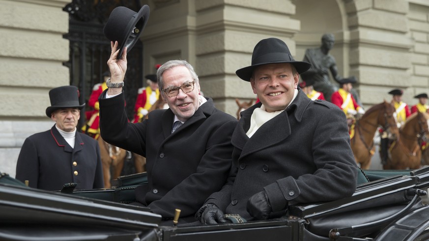 Der Berner Stadtpraesident Alexander Tschaeppaet, links, und Reto Nause, Gemeinderat und Sicherheitsdirektor der Stadt Bern, verlassen in einer Kutsche den Bundesplatz waehrend dem traditionellen Neuj ...