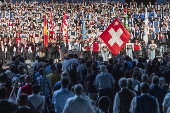 Die Praesidentin des Eidgenoessischen Jodlerverband, Karin Niederberger, mitte, bei der Fahnenuebergabe beim offiziellen Festakt am Eidgenoessischen Jodlerfest Zug am Sonntag, 18. Juni 2023 in der Sta ...