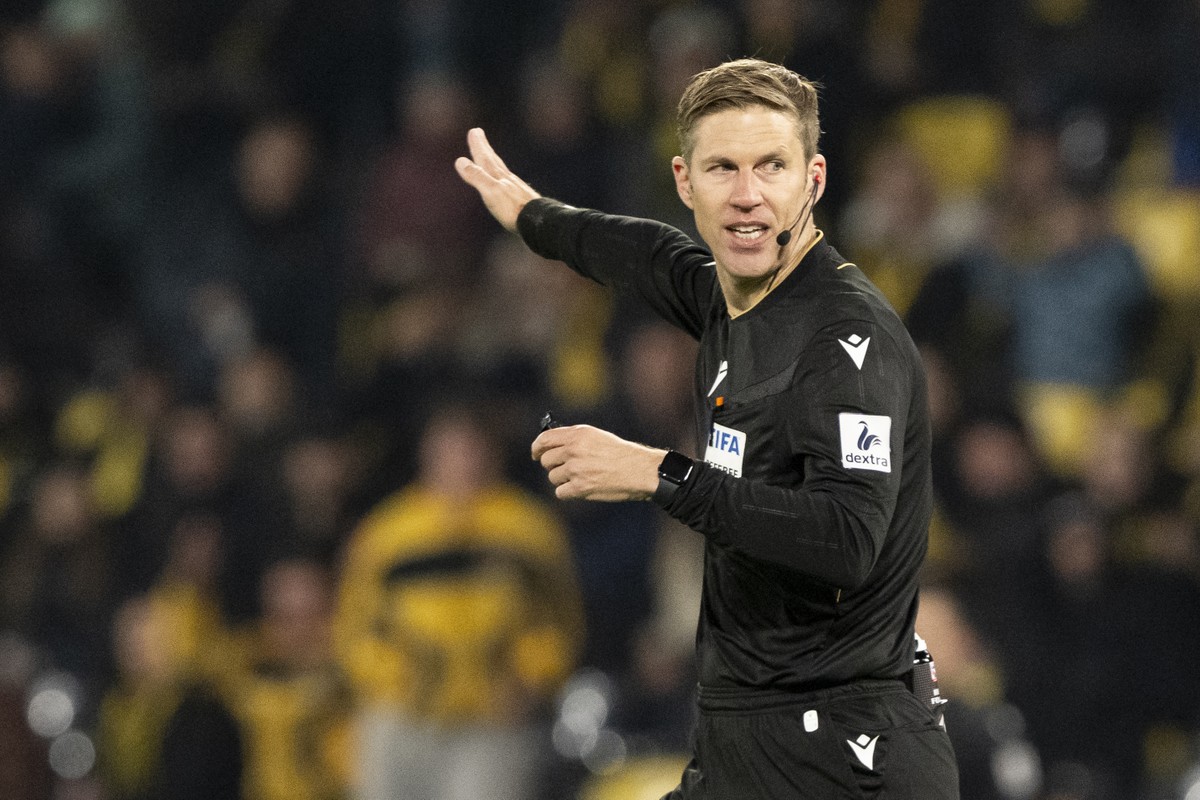 Schiedsrichter Lukas Faehndrich reagiert im Fussball Meisterschaftsspiel der Swiss Super League zwischen BSC Young Boys, YB, und FC St.Gallen 1879, SG, vom Samstag, 24. Oktober 2026 in Stadion Wankdor ...