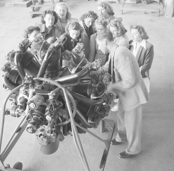 1948: Swissair-Stewardessen bei der Motorenkunde. 