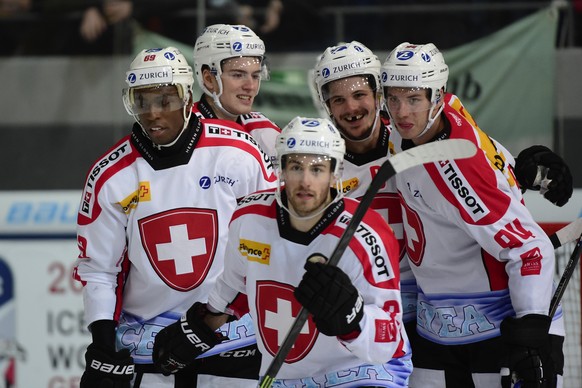 Clarence Kparghai, Dario Simion, Lorenz Kienzle, Dino Wieser und Samuel Walser freuen sich nach dem Tor zum 2:1.