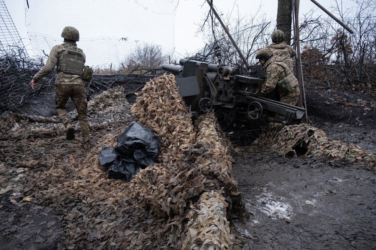epa11834090 An artillery unit from Ukraine?s Khartiia Brigade prepare to fire a US-made M101A1 Towed Howitzer near a frontline at an undisclosed location in the Kharkiv region, Ukraine, 18 January 202 ...