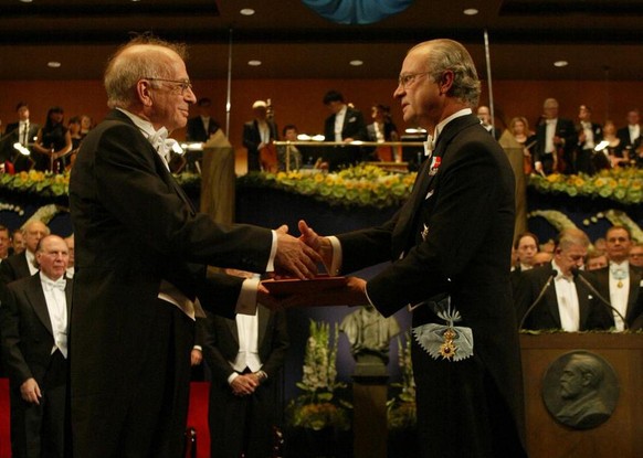 Daniel Kahneman of Israel (L) receives the The Bank of Sweden Prize in Economic Sciences from King Carl Gustaf of Sweden (R) during a ceremony at the Concert Hall in Stockholm, Sweden, Monday, Decembe ...