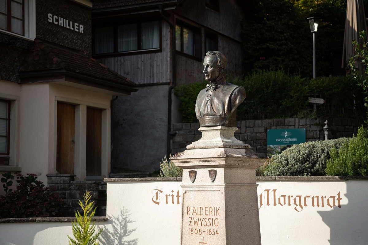Das Denkmal für Zwyssig in Bauen: 1943 wurde er hier in der Nähe ein zweites Mal bestattet.
https://www.seedorf-uri.ch/portrait/ortsteil-bauen/pater-alberik-zwyssig