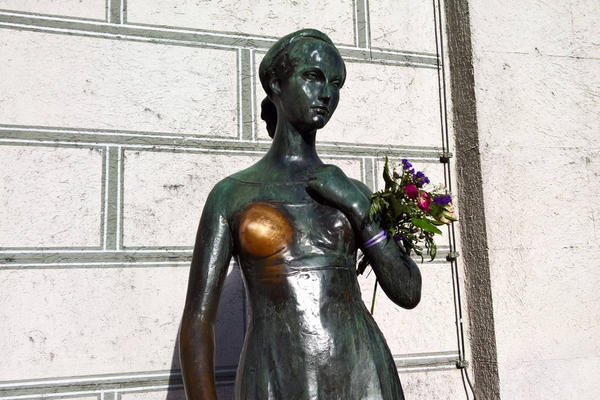 Muenchen, Marienplatz. Die Julia - Statue. Die bezaubernde Julia ist eine Replika der originalen Statue von Nereo Costantini, die in Verona in der Casa di Giulietta an das Liebesunglueck des beruehmte ...