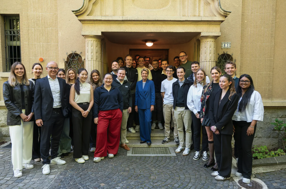 HSG Studierende und Karin Keller Sutter