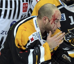 Da will «SportForPeace» nicht ansetzen: Der damalige Luganesi&nbsp;Jabob Mcflikier bekam im Januar 2014 im Tessiner Derby von Ambri-Keeper Nolan Schaefer auf die Rübe.