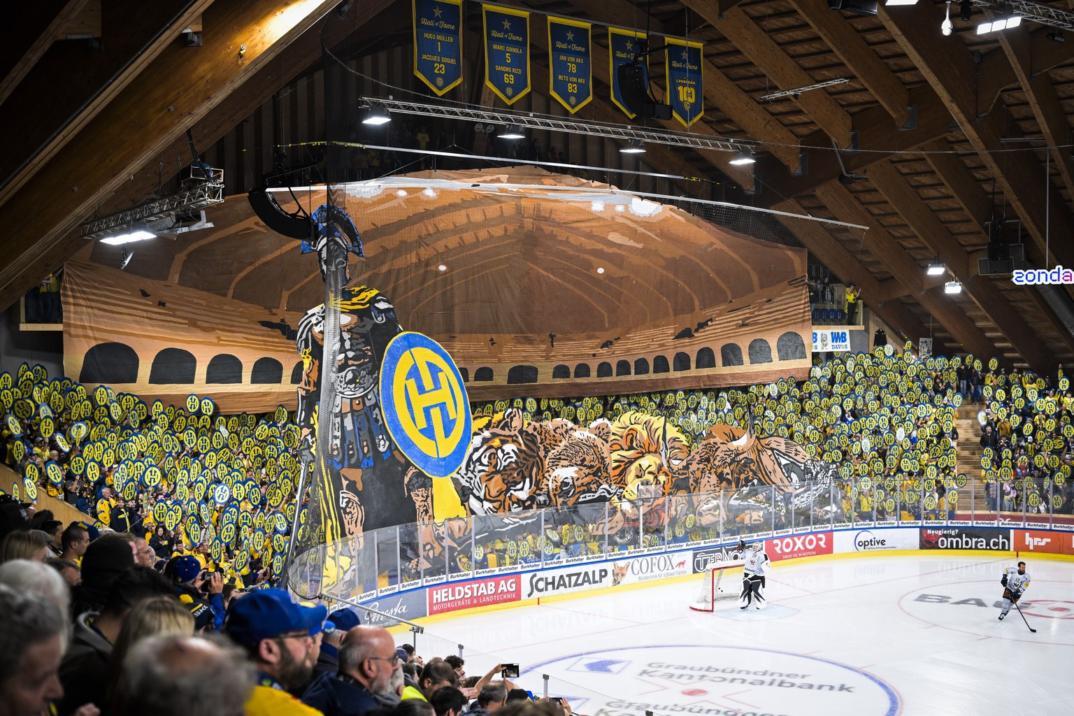 Choreo der Davoser Fans im ersten Eishockey Playoff Finalspiel der National League zwischen HC Davos (HCD) und HC Fribourg-Gotteron (HCFG), am Samstag, 18. April 2026, in der zondacrypto-Arena in Davo ...