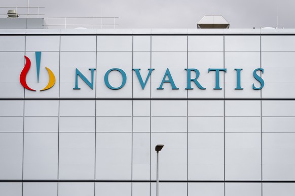 ARCHIV -- Das Novartis-Logo an einem Produktionswerk von Novartis in Stein, am Montag, 3. September 2018. Der Pharmakonzern Novartis plant einen groesseren Stellenabbau, wie das Unternehmen am Diensta ...