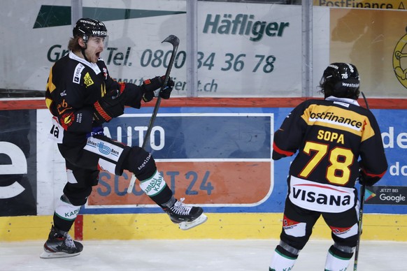 Berns Andre Heim jubelt nach seinem Tor zum 2-0 neben Teamkollege Kyen Sopa, im Eishockey Meisterschaftsspiel der National League zwischen dem SC Bern und HC Davos, am Sonntag, 14. Februar 2021 in der ...