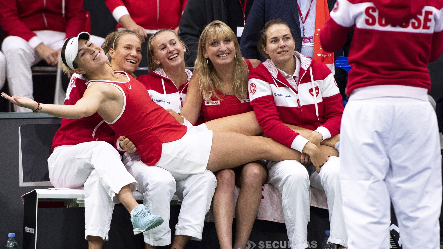 epa07358426 Switzerland&#039;s (L-R) Belinda Bencic celebrates with her teammates Viktorija Golubic, Jil Teichmann, Timea Bacsinszky, and Stefanie Voegele after defeating Italy&#039;s Camila Giorgi in ...