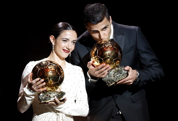 epa11689626 Manchester City and Spain midfielder Rodri and Barcelona player Aitana Bonmati pose with their trophies after winning the Men's and Women's Ballon d'Or 2024 awards at the Ba ...