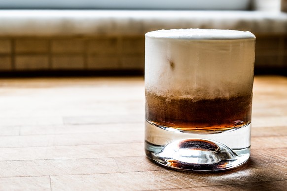 White Russian
https://www.shutterstock.com/de/image-photo/white-russian-cocktail-on-wooden-surface-618784358?src=CWNnw6vbIp7jZGI9gVQfVQ-1-50