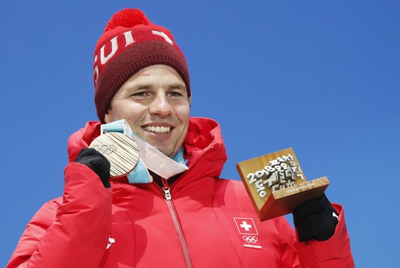 epa06528108 Bronze medal winner Beat Feuz of Switzerland during the medal ceremony for the men&#039;s Alpine Downhill race at the PyeongChang 2018 Olympic Games, South Korea, 15 February 2018. EPA/JEO ...